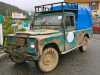 Vanha Land Rover on maamiehen apu