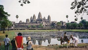 kam-angkor-wat-2001
