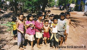 kam-kambodzalaisia-lapsia-hopeaseppien-kylassa-2001