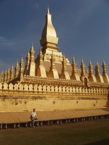 LAO-Laosin kansallismonumentilla_1