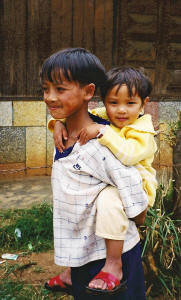 vie-lat-kansan-lapsia-da-latissa-2001