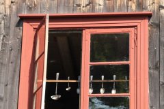 Luostarinmäen ikkunoita ja ovia