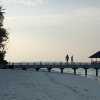 perhe-palaa-majalleen-auringon-laskiessa_1